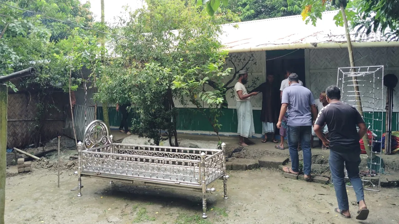 বাড়িতে বাবার লাশ রেখে পরীক্ষা দিতে গেলেন নুসরাত