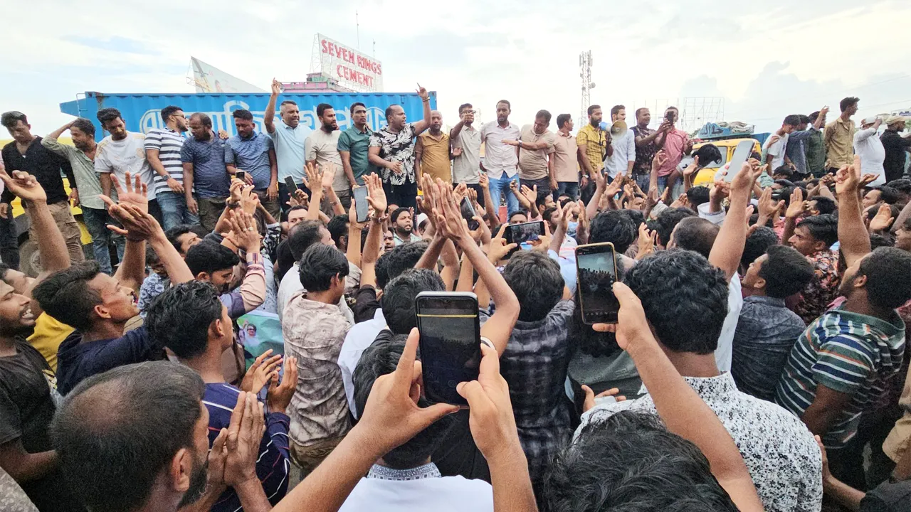 মিরসরাইয়ে হামলার প্রতিবাদে যুবদলের বিক্ষোভ