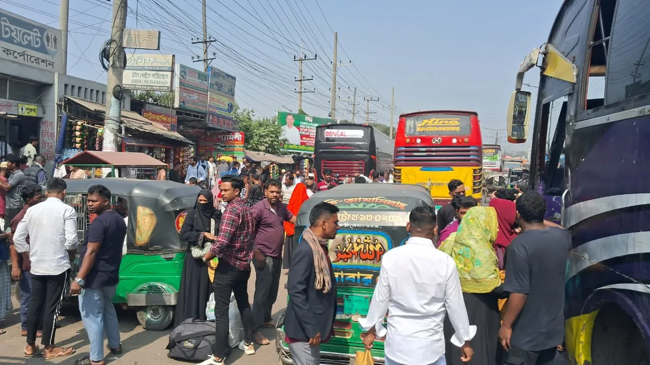 ঢাকা-চট্টগ্রাম মহাসড়কে যাত্রীদের চাপ, অতিরিক্ত ভাড়া নেয়ার অভিযোগ