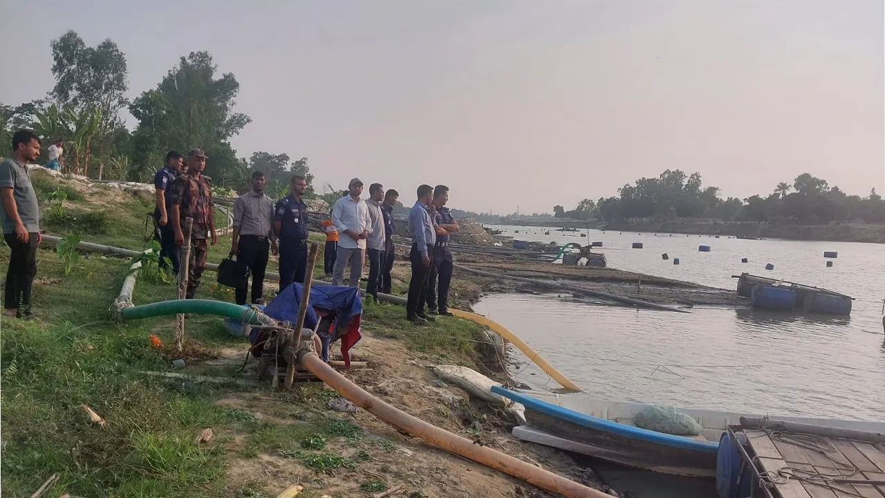 মিরসরাইয়ে অবৈধ বালু উত্তোলনের বিরুদ্ধে অভিযান, ১৫টি ড্রেজার বিকল