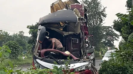 মিরসরাইয়ে কাভার্ডভ্যানের পেছনে বাসের ধাক্কা, হেলপার নিহত