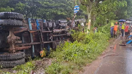 মিরসরাইয়ে নিয়ন্ত্রণ হারিয়ে ট্রাক খাদে পড়ে চালক নিহত