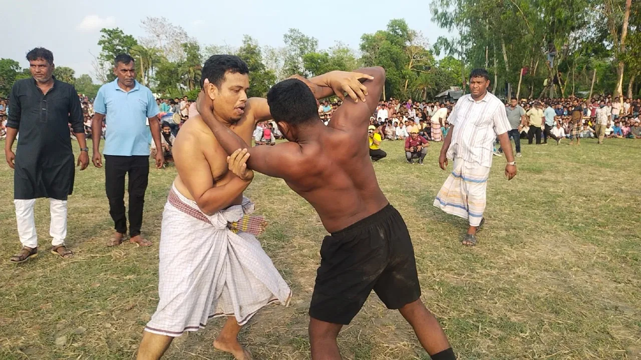 মিরসরাইয়ে ঐতিহ্যবাহী বলীখেলায় মানুষের ঢল