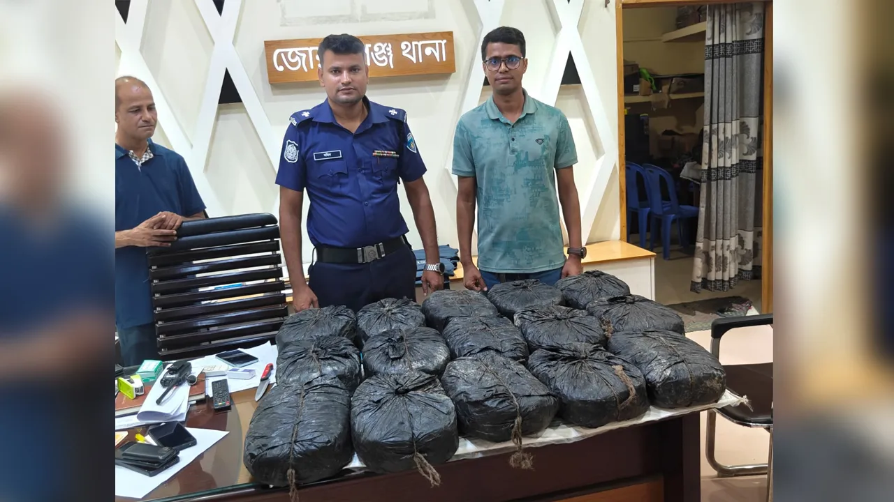 মিরসরাইয়ে প্রাইভেটকার থেকে ৩০ কেজি গাঁজা উদ্ধার