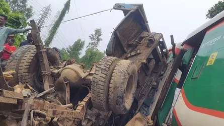মিরসরাইয়ে বালুর ট্রাকের সাথে ট্রেনের ধাক্কা, বন্ধ ঢাকা-চট্টগ্রাম ট্রেন চলাচল
