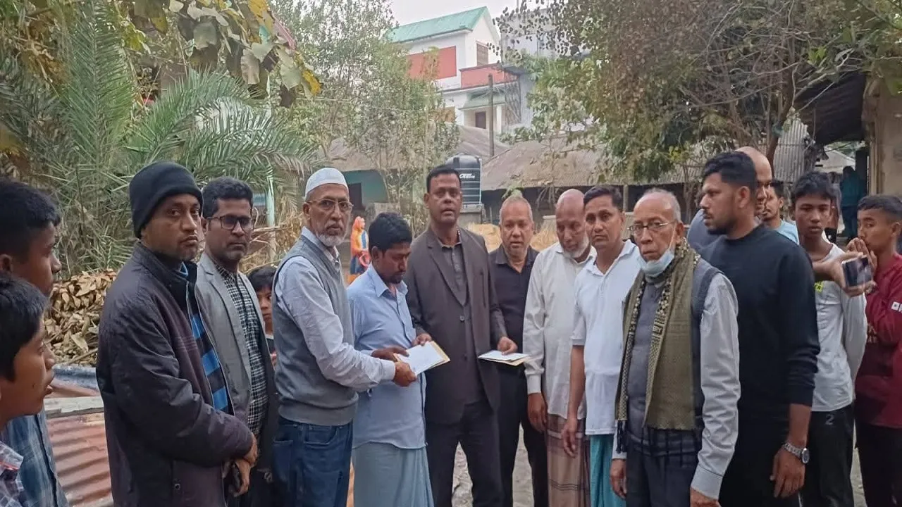 অগ্নিকাণ্ডে ক্ষতিগ্রস্তদের আর্থিক অনুদান দিলো মিরসরাই অ্যাসোসিয়েশন