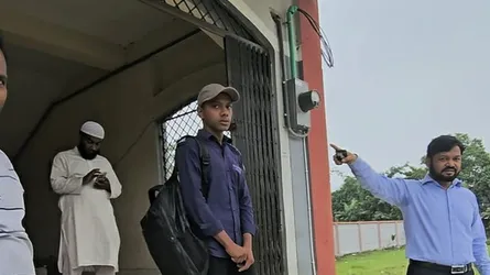 প্রকাশ্যে ধূমপান করে সামাজিক মাধ্যমে প্রচার, কলেজছাত্র বহিষ্কার