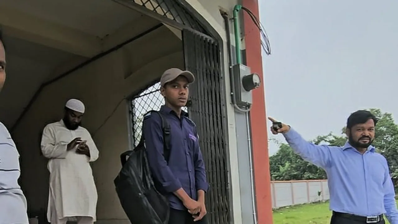 প্রকাশ্যে ধূমপান করে সামাজিক মাধ্যমে প্রচার, কলেজছাত্র বহিষ্কার