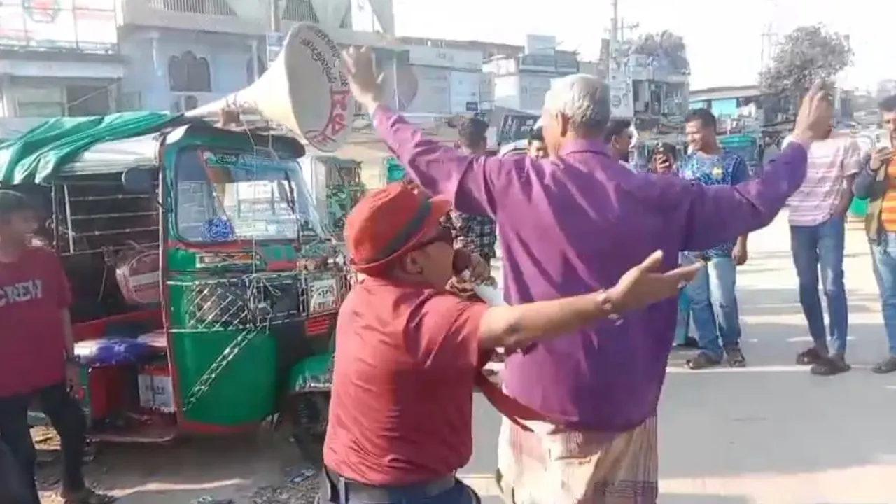 চট্টগ্রাম ১ আসনে নেচে গেয়ে ভোটারদের মন জয়ের চেষ্টা