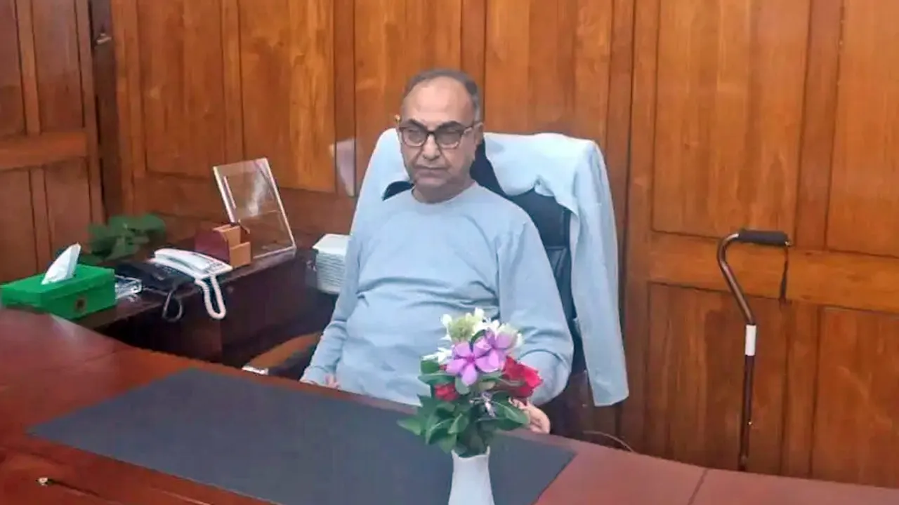 সংসদে নিজ দফতরে কাজ শুরু করলেন মির্জা আব্বাস