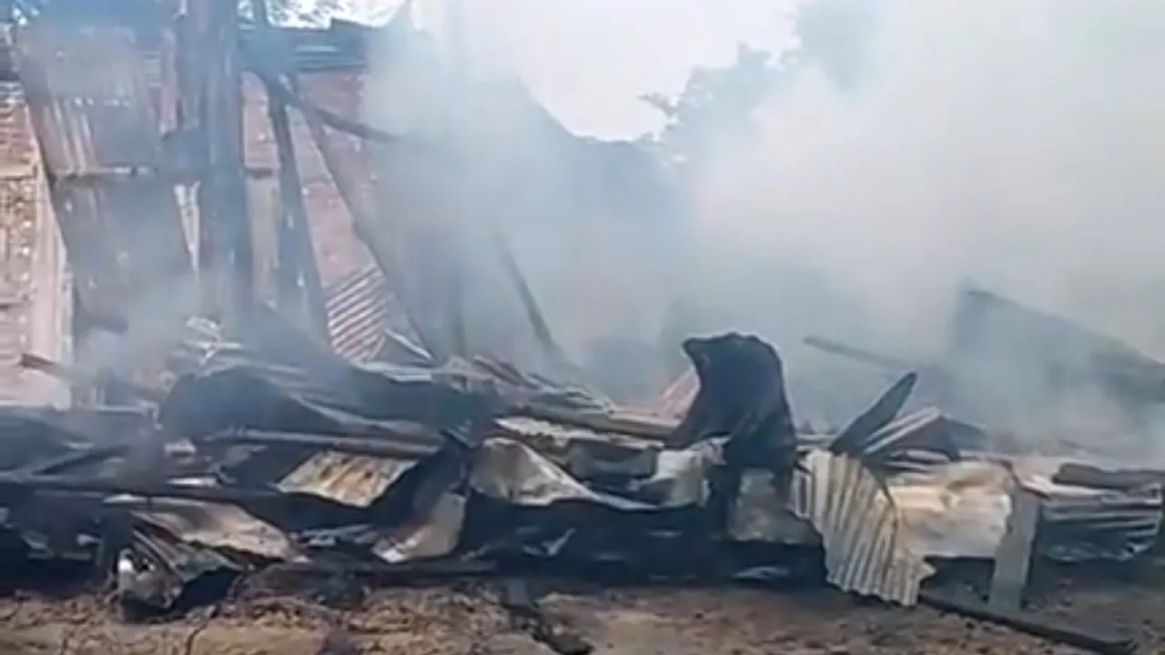 মির্জাগঞ্জে ২ বসতঘরে আগুন, ক্ষয়ক্ষতি ৪ লাখের বেশি