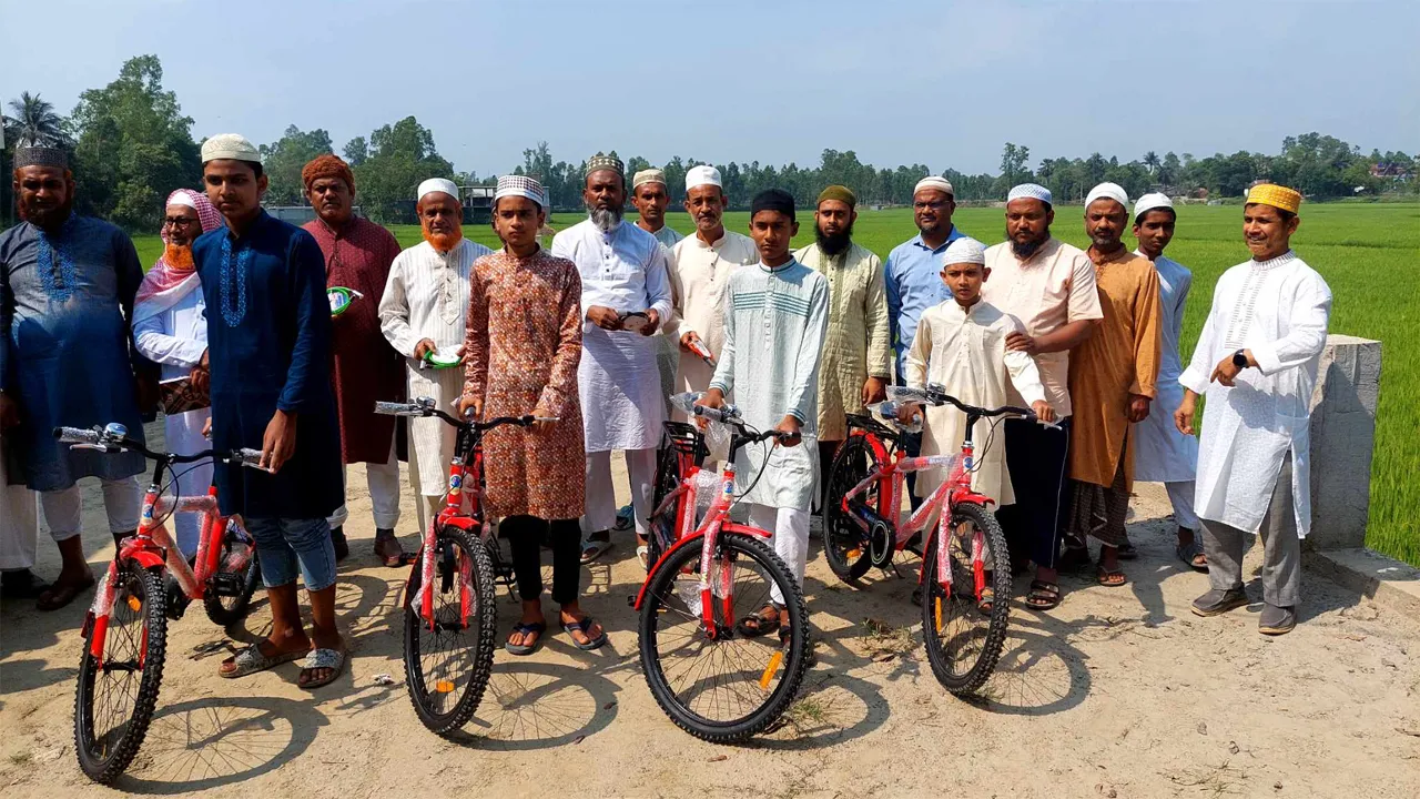 মির্জাপুরে ৪০ দিন মসজিদে নামাজ পড়ে সাইকেল পেল চার কিশোর