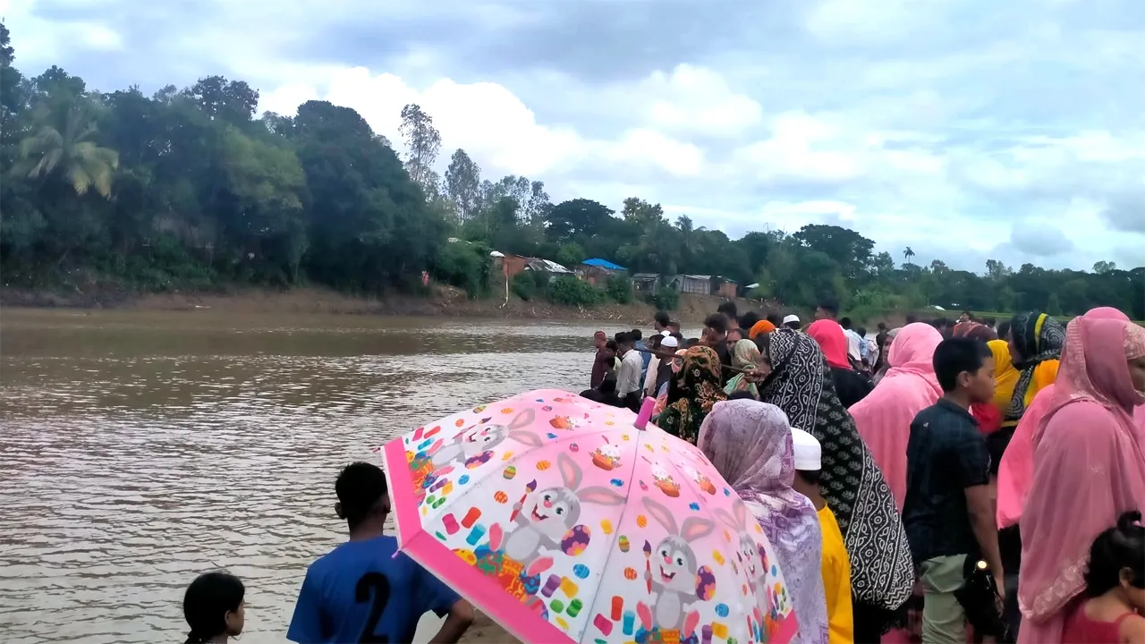 মাতামুহুরি নদীতে গোসলে নেমে নিখোঁজ ছাত্রী