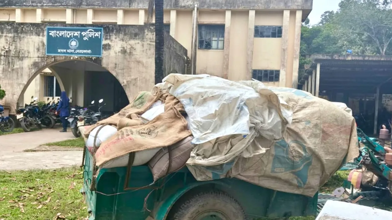 মদনে পাচারকালে ১০০ বস্তা সরকারি চাল জব্দ, আটক ২