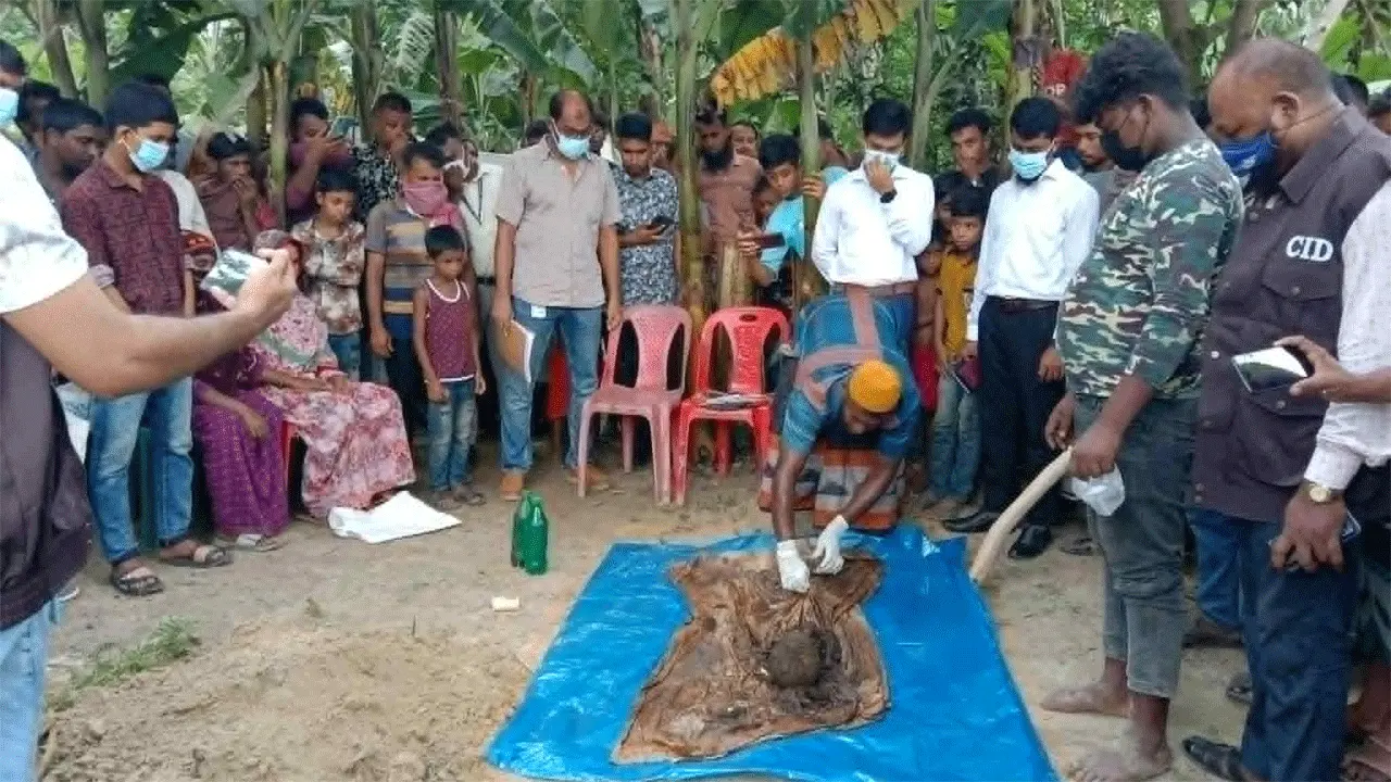 মহাদেবপুরে আদালতের নির্দেশে ১০ মাস পর কবর থেকে লাশ উত্তোলন