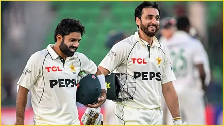 ৪ হাফ-সেঞ্চুরিতে প্রথম দিন পাকিস্তানের