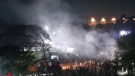 মোহাম্মদপুরে বেড়িবাঁধ এলাকায় গ্যারেজে আগুন