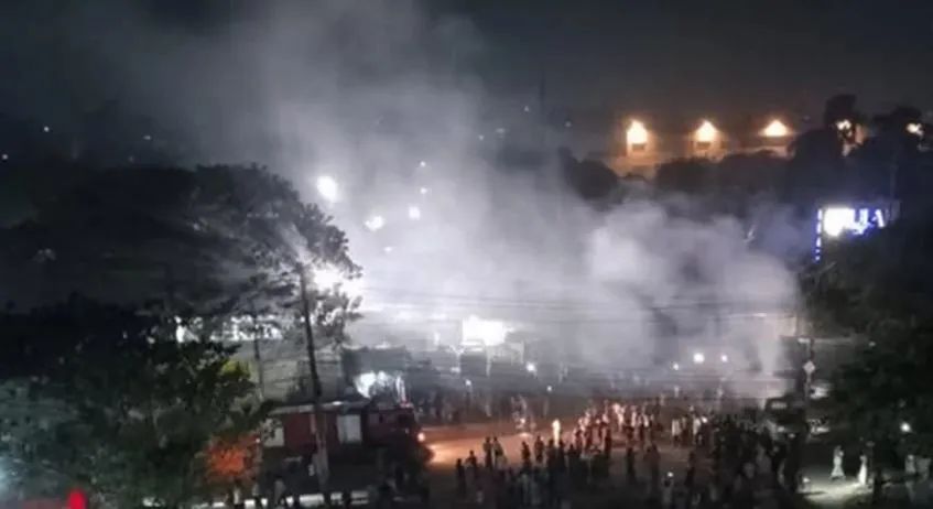 মোহাম্মদপুরে বেড়িবাঁধ এলাকায় গ্যারেজে আগুন
