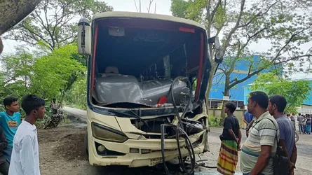 মহেশপুরে বাস-ট্রাক সংঘর্ষে আহত ১৫