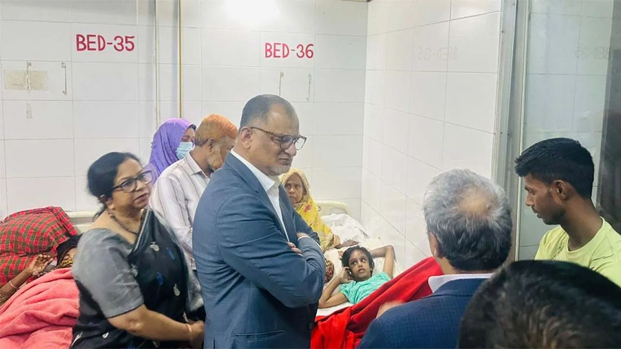 নির্যাতিত সেই শিশুর খোঁজ নিলেন প্রধান উপদেষ্টা, হাসপাতালে গেলেন বাণিজ্য উপদেষ্টা