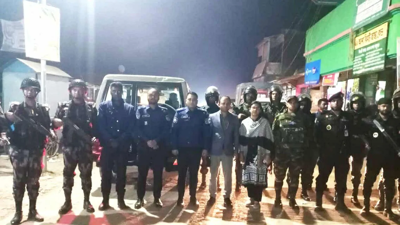 মোহনগঞ্জ এক্সিকিউটিভ ম্যাজিস্ট্রেটদের নেতৃত্বে যৌথবাহিনীর টহল