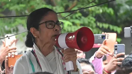 ‘বাংলাদেশের একটি খুনের’ ব্যাপারে মন্তব্যের জেরে মমতার বিরুদ্ধে মামলা
