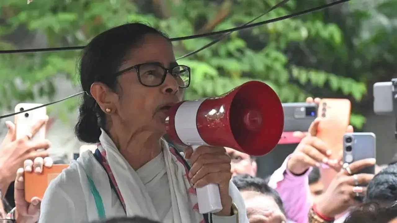 ‘বাংলাদেশের একটি খুনের’ ব্যাপারে মন্তব্যের জেরে মমতার বিরুদ্ধে মামলা
