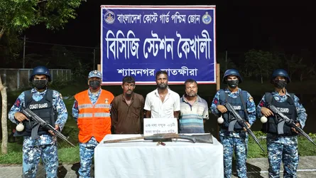 সুন্দরবনে কোস্টগার্ডের অভিযানে ৩ ডাকাত আটক, অস্ত্র উদ্ধার