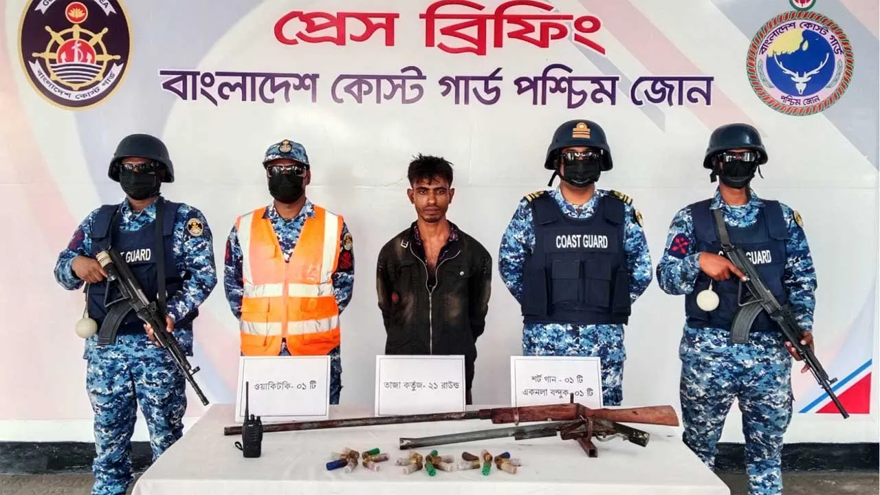 সুন্দরবনে অস্ত্র-গুলিসহ ‘বড় জাহাঙ্গীর’ বাহিনীর সদস্য আটক