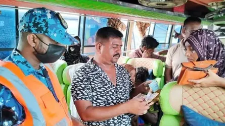 মোংলায় অতিরিক্ত ভাড়া আদায়, কোস্ট গার্ডের অভিযানে যাত্রীদের টাকা ফেরত