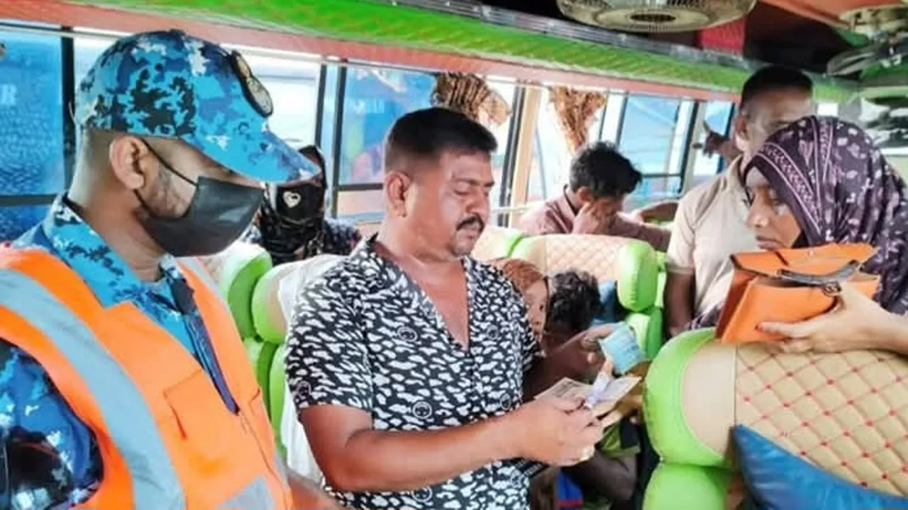 মোংলায় অতিরিক্ত ভাড়া আদায়, কোস্ট গার্ডের অভিযানে যাত্রীদের টাকা ফেরত