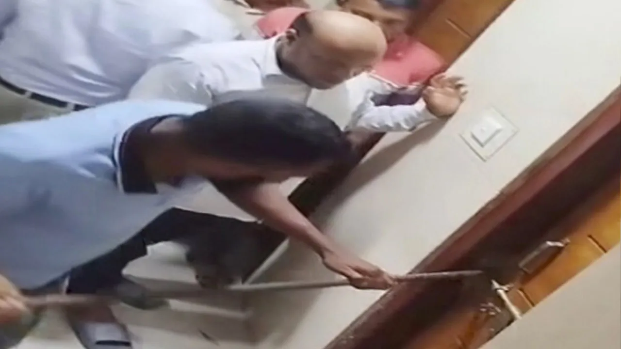 মোংলায় উপজেলা পরিষদের বাথরুম থেকে ভ্যানচালকের লাশ উদ্ধার