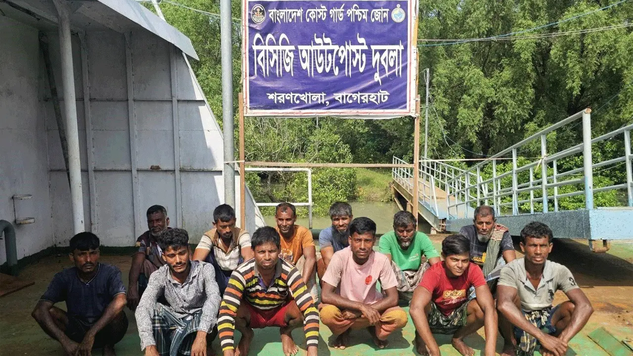 সমুদ্রে ভাসতে থাকা ১২ জেলেকে জীবিত উদ্ধার কোস্ট গার্ডের