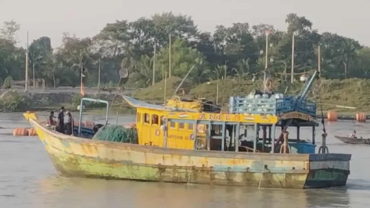 ৯ জেলেসহ ভারতীয় ফিশিং ট্রলার আটক