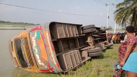 মোংলা-খুলনা মহাসড়কে বাস দুর্ঘটনায় নিহত ২, আহত ৭