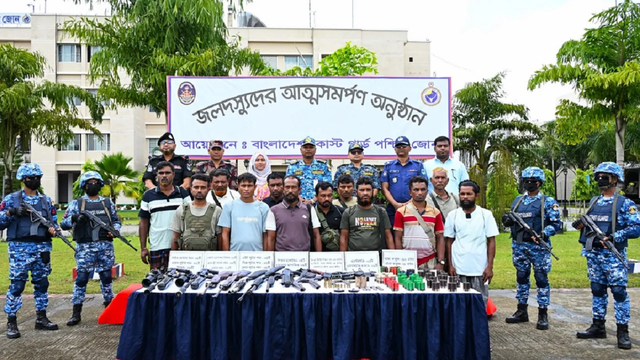 সুন্দরবনের ডাকাত নানা ভাই বাহিনীর প্রধানসহ ১২ সদস্যের আত্মসমর্পণ