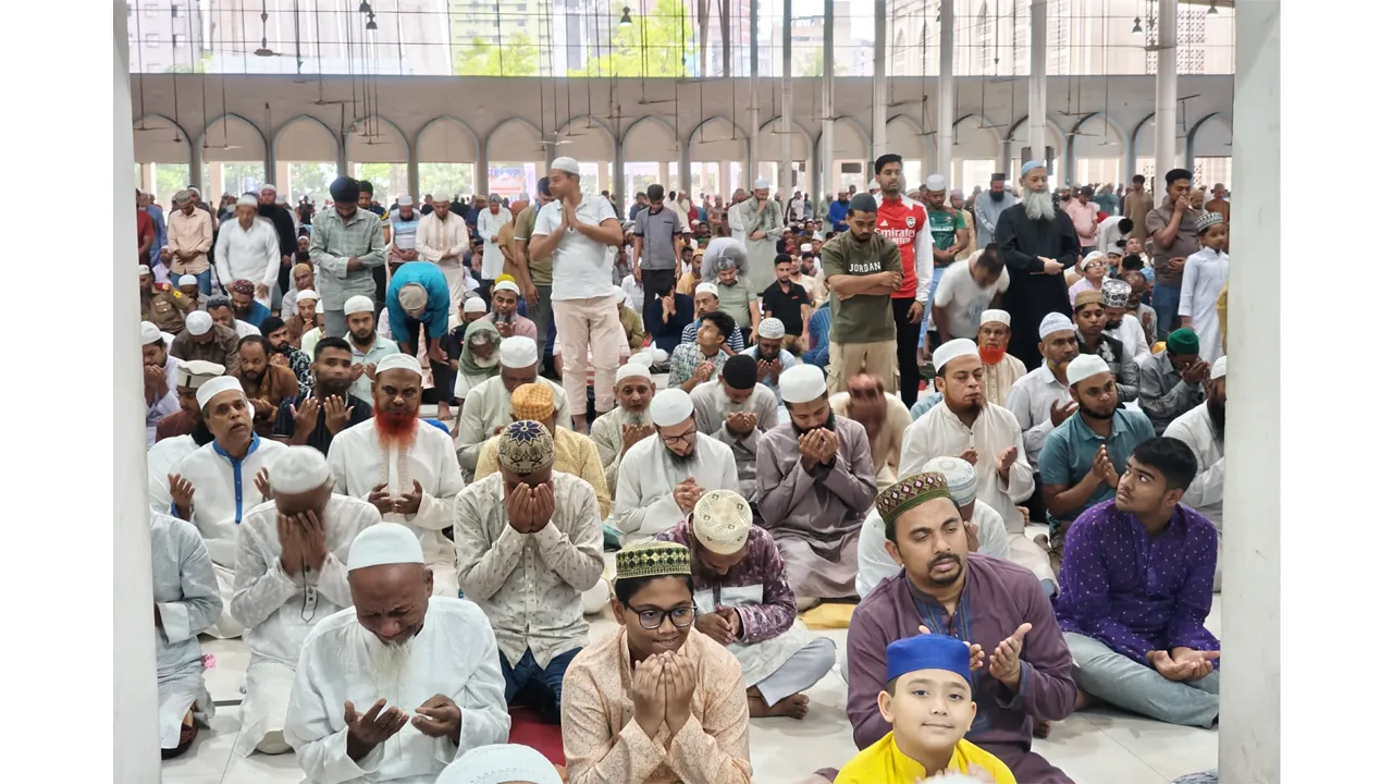জুমাতুল বিদা : বৃষ্টির মধ্যেই বায়তুল মোকাররমে মুসল্লিদের ঢল