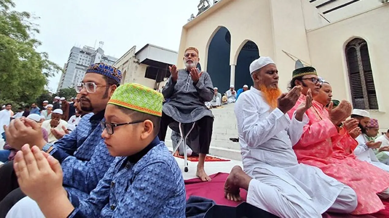 বায়তুল মোকাররমে ঈদের নামাজ শেষে দেশবাসীর কল্যাণে দোয়া