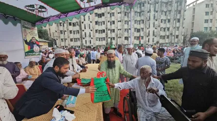 ভাষানটেক বস্তির বাসিন্দাদের জামায়াতের মশারি উপহার