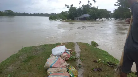 মনুর বাঁধ ভেঙে রাজনগরে নতুন এলাকা প্লাবিত, কমলগঞ্জে কমছে পানি