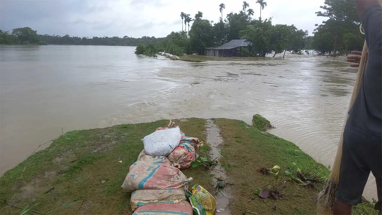 মনুর বাঁধ ভেঙে রাজনগরে নতুন এলাকা প্লাবিত, কমলগঞ্জে কমছে পানি
