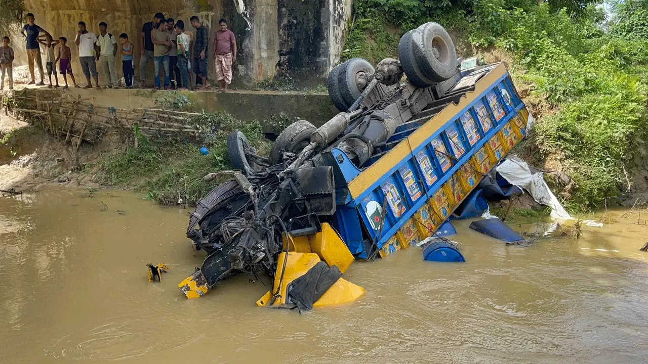 রেলিং ভেঙে তেলবাহী ট্রাক ব্রিজের নিচে, নিহত ১