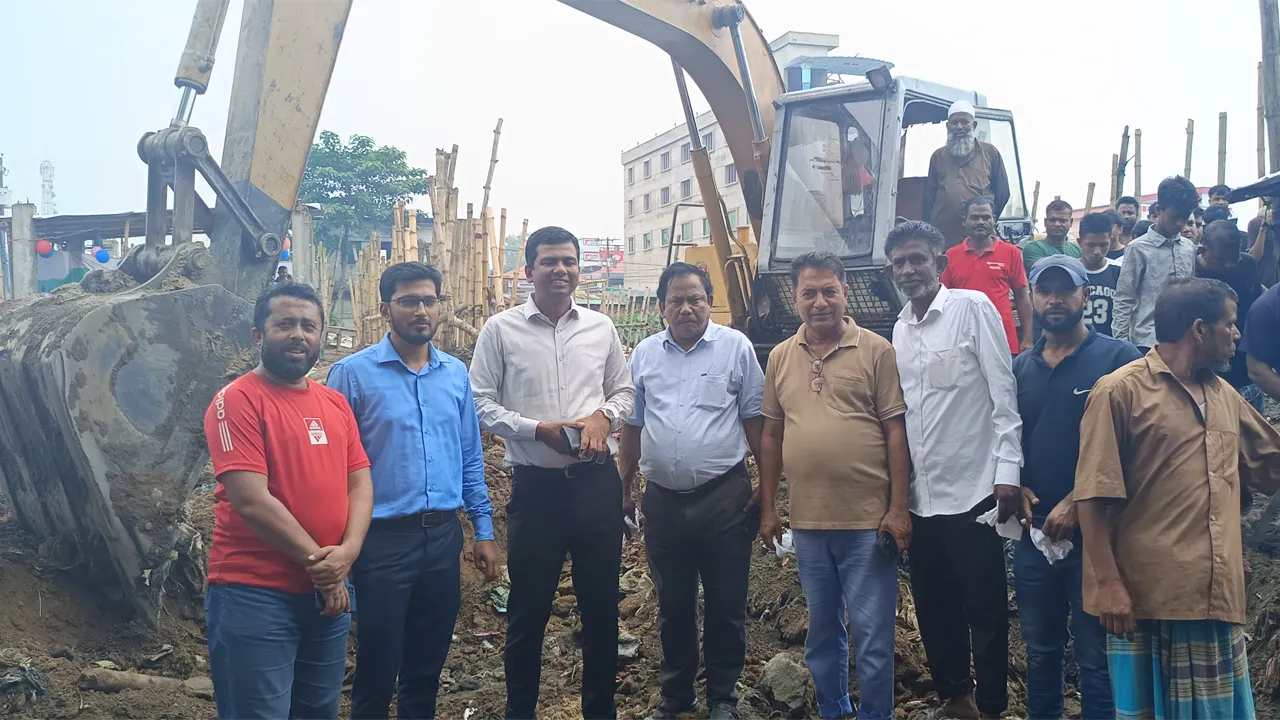 মৌলভীবাজারে ২০ বছরের পরিত্যক্ত পুকুর সংস্কারে প্রশাসনের উদ্যোগ