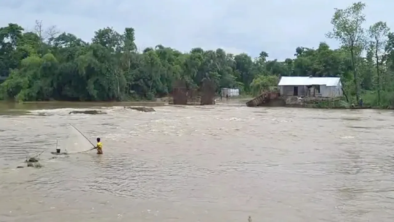 মৌলভীবাজারে বাঁধ ভেঙে পানিবন্দি তিন শতাধিক মানুষ