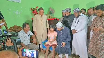 কলকাতায় আগুনে নিহত দম্পতির মেয়ের দায়িত্ব নিলেন এমপি আমীর হামজা