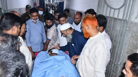 ভিপি নুরকে দেখতে হাসপাতালে অধ্যাপক মুজিবুর রহমান