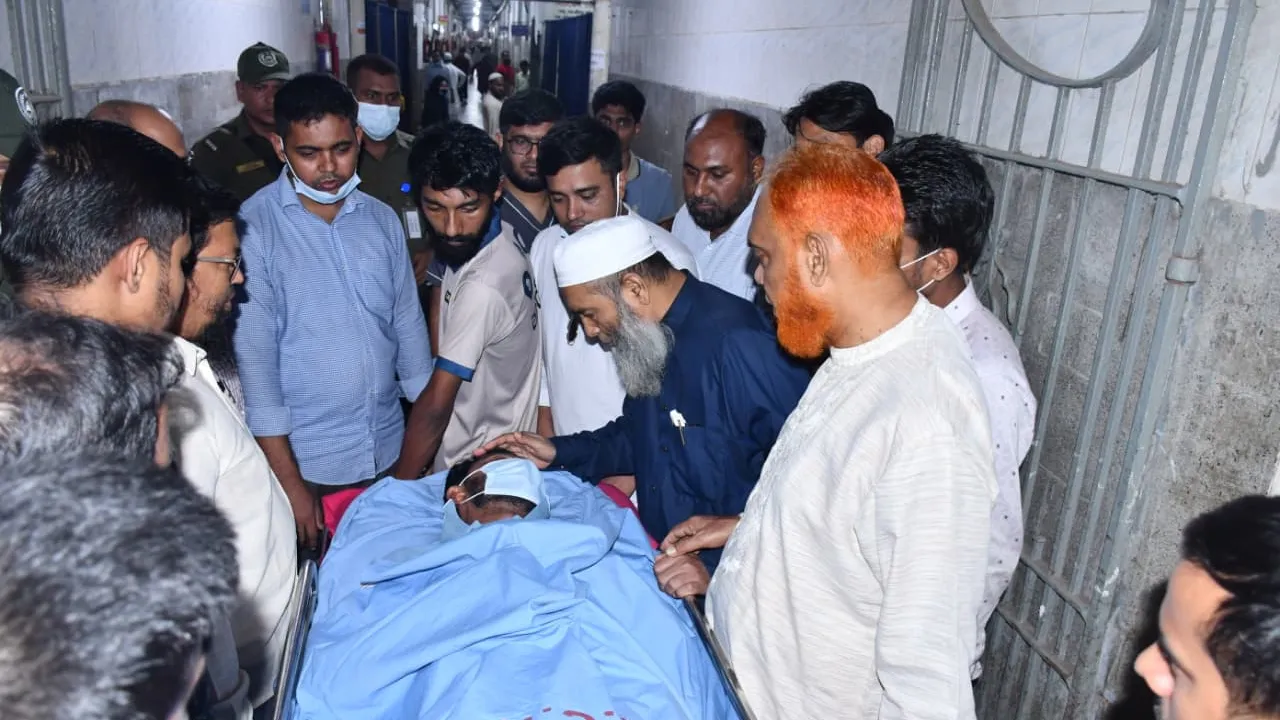 ভিপি নুরকে দেখতে হাসপাতালে অধ্যাপক মুজিবুর রহমান