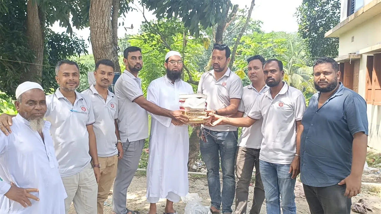 মুকসুদপুরে মাদ্রাসা শিক্ষার্থীদের মাঝে কোরআন বিতরণ