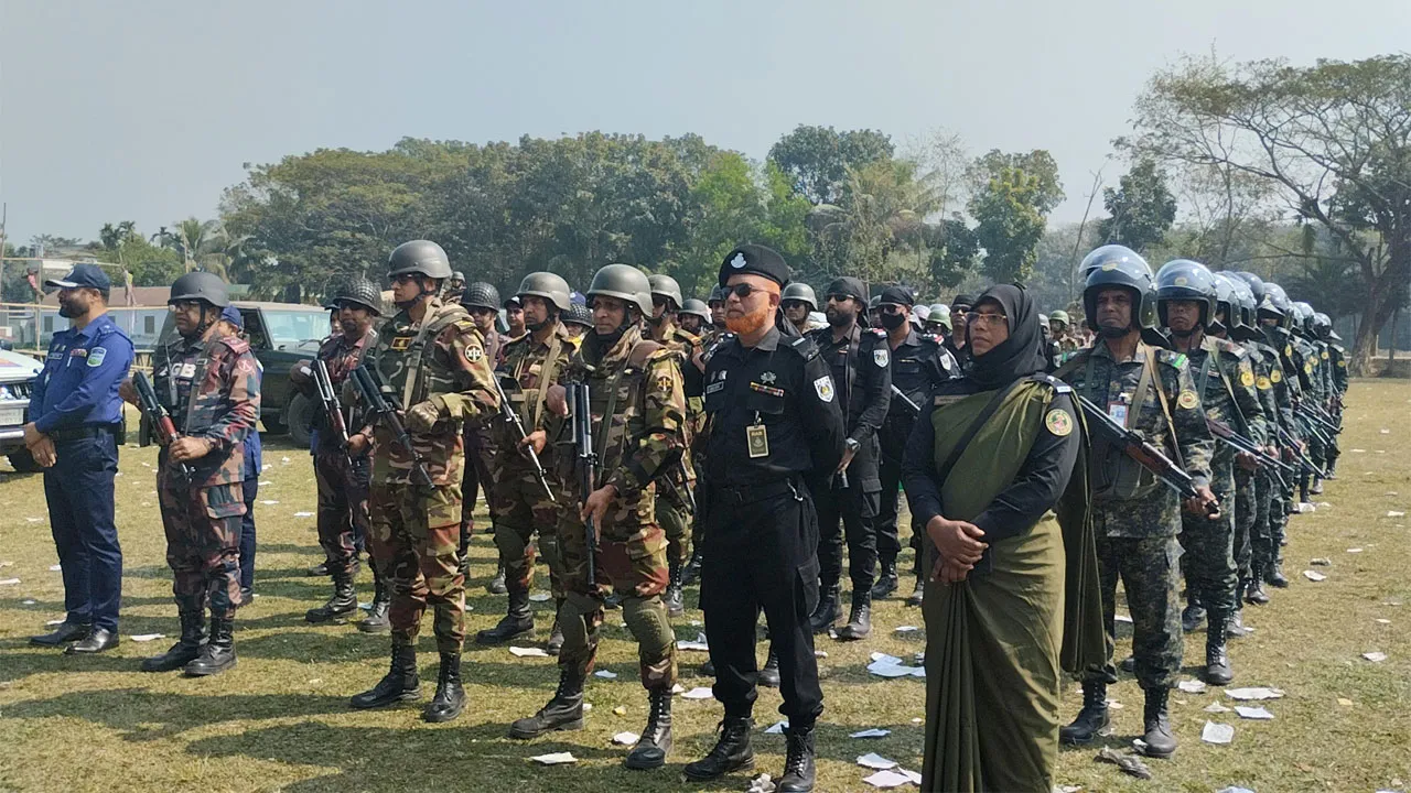 মুক্তাগাছায় নির্বাচনে আইনশৃঙ্খলা রক্ষায় যৌথবাহিনীর মহড়া