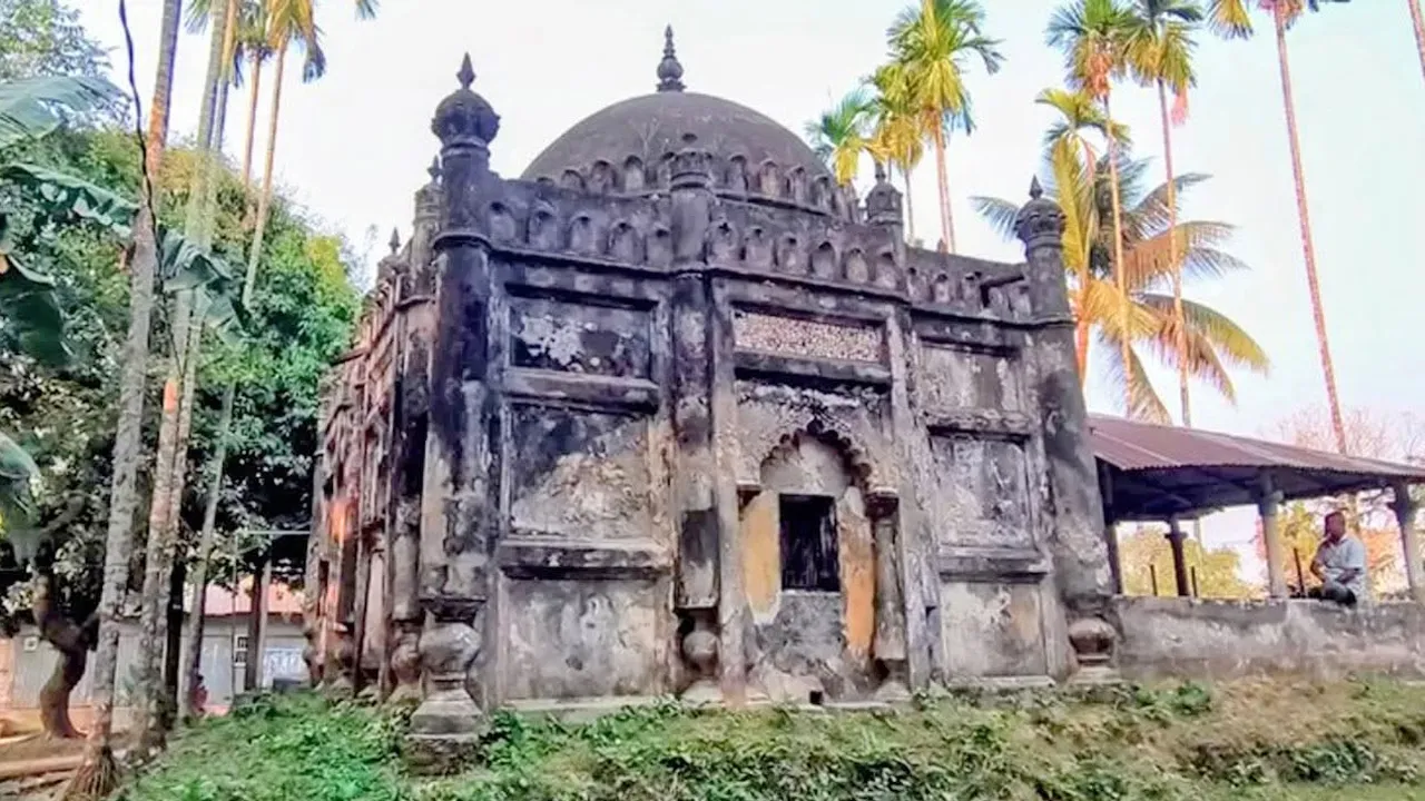 অবহেলায় হারাচ্ছে মুক্তাগাছার ৭০০ বছরের ভূঁইয়া বাড়ি মসজিদ